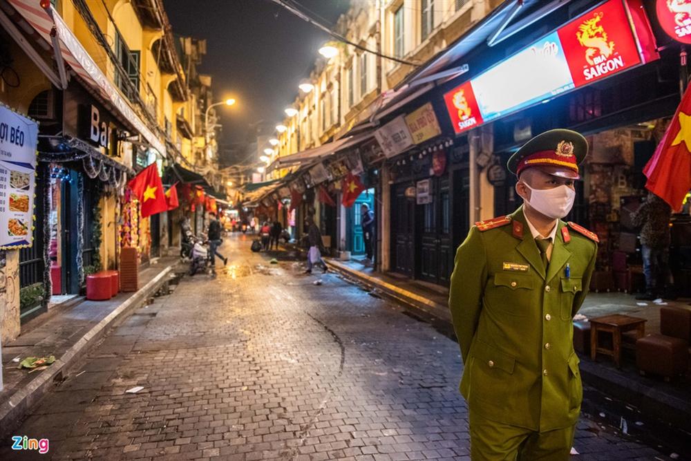 Khách ồ ạt rời quán bar theo lệnh cấm-3