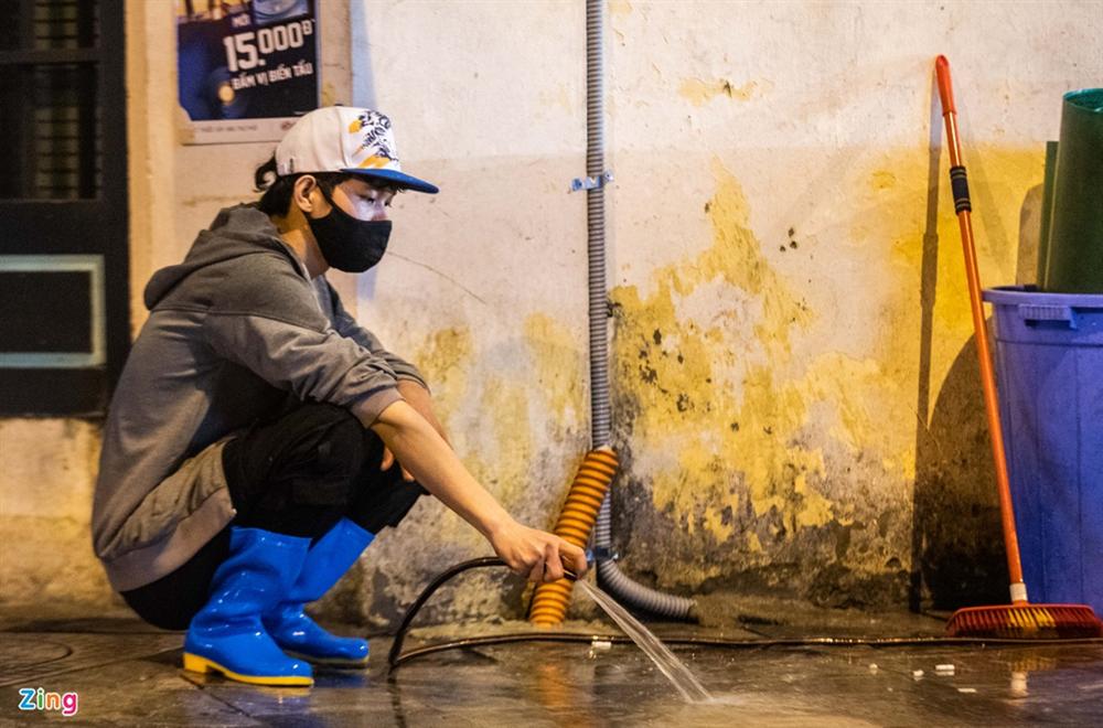 Khách ồ ạt rời quán bar theo lệnh cấm-5