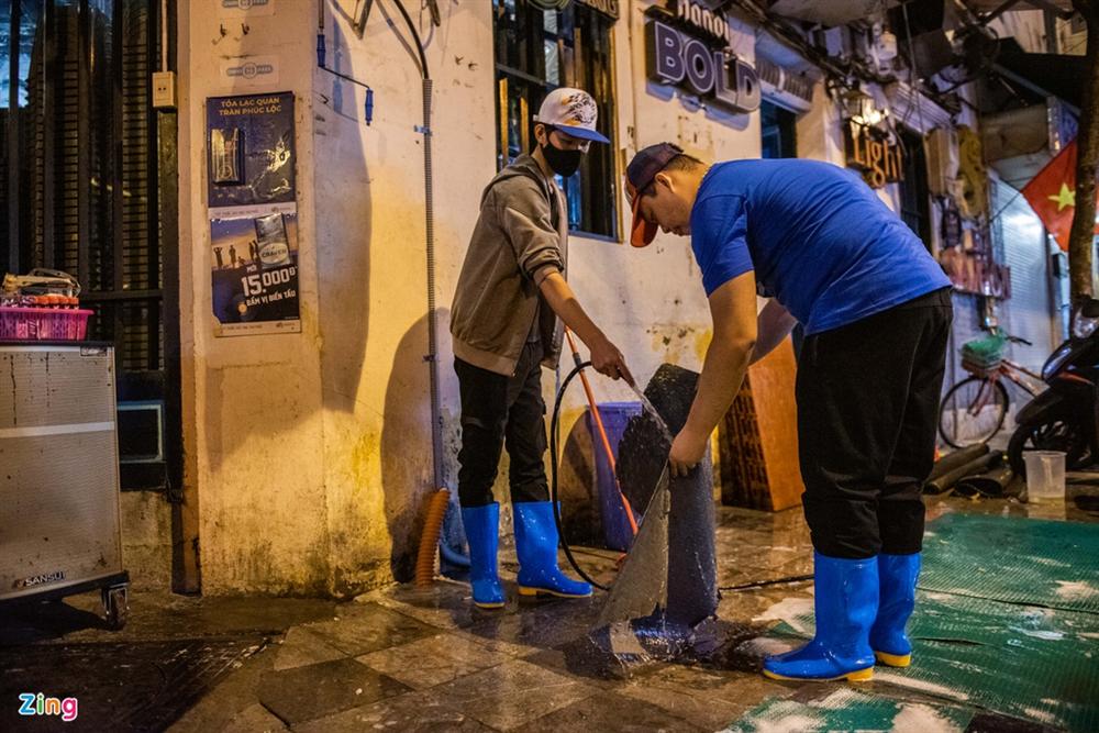 Khách ồ ạt rời quán bar theo lệnh cấm-6