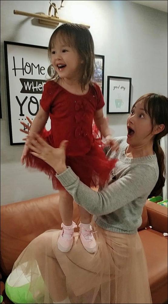 Con gái lai Tây của Lan Phương không&nbsp;chỉ sớm chững chạc mà còn thừa hưởng năng khiếu từ người mẹ diễn viên-2