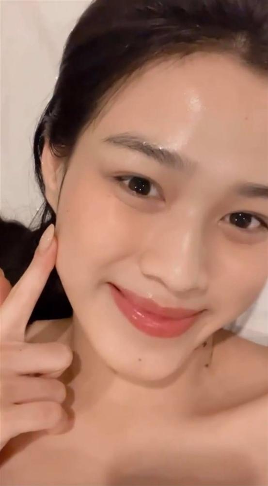 HH Đỗ Thị Hà khoe mặt mộc sau 3 tháng đăng quang: Nhan sắc khác xa so với ngày trước-1