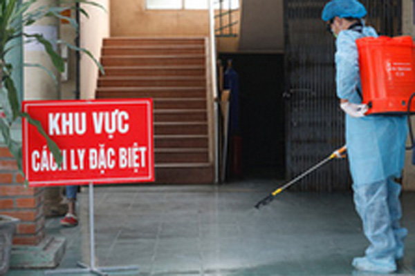 Phụ huynh khóc khi đưa đồ tiếp tế cho con ở Đại học Thủ Dầu Một-1