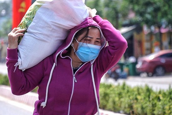 Phụ huynh khóc khi đưa đồ tiếp tế cho con ở Đại học Thủ Dầu Một