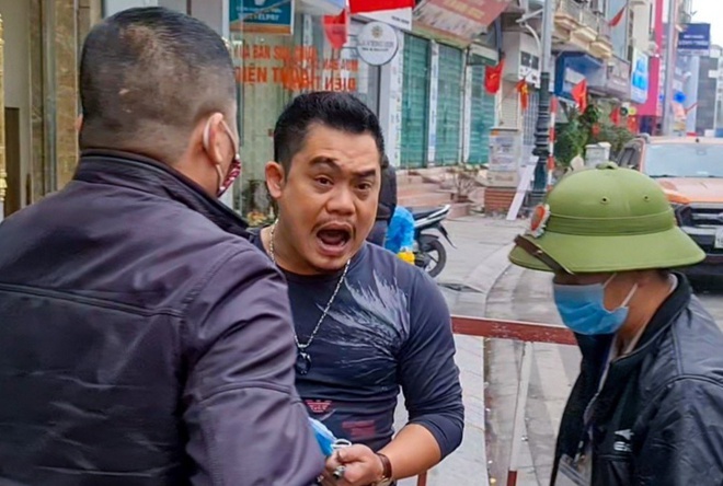 Đình chỉ kinh doanh với quán phở ngăn cán bộ y tế phun khử trùng-1