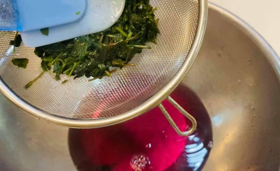 Chị em trổ tài làm mứt nhâm nhi ngày Tết: Mứt ngũ sắc thơm ngon đẹp mắt, mứt gừng đỏ vừa lạ vừa thơm!-23