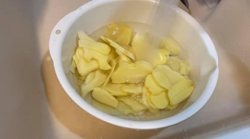 Chị em trổ tài làm mứt nhâm nhi ngày Tết: Mứt ngũ sắc thơm ngon đẹp mắt, mứt gừng đỏ vừa lạ vừa thơm!-26