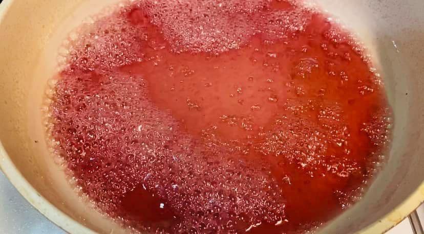 Chị em trổ tài làm mứt nhâm nhi ngày Tết: Mứt ngũ sắc thơm ngon đẹp mắt, mứt gừng đỏ vừa lạ vừa thơm!-29