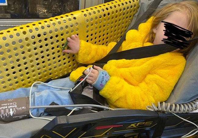 Những bức ảnh chứng minh nhà có con nhỏ vui thì vui đấy nhưng bố mẹ cũng hại não lắm thay-9