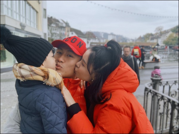 Cậu út nhà&nbsp;Mạc Hồng Quân mếu máo mà ai cũng cười, ngắm con hẳn&nbsp;là niềm vui của ông bố trẻ khi ở giữa tâm dịch lúc này-1