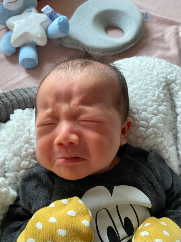 Cậu út nhà&nbsp;Mạc Hồng Quân mếu máo mà ai cũng cười, ngắm con hẳn&nbsp;là niềm vui của ông bố trẻ khi ở giữa tâm dịch lúc này-2