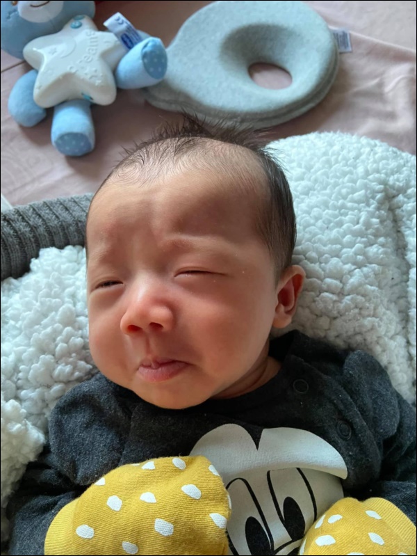 Cậu út nhà&nbsp;Mạc Hồng Quân mếu máo mà ai cũng cười, ngắm con hẳn&nbsp;là niềm vui của ông bố trẻ khi ở giữa tâm dịch lúc này-5