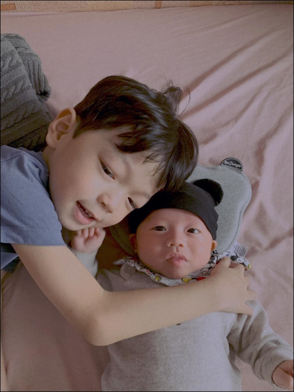 Cậu út nhà Mạc Hồng Quân mếu máo mà ai cũng cười, ngắm con hẳn là niềm vui của ông bố trẻ khi ở giữa tâm dịch lúc này-7