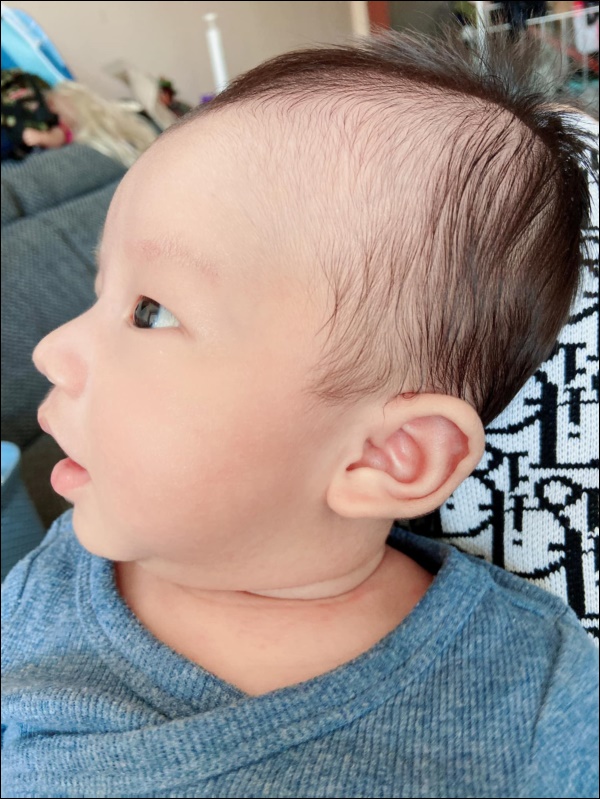 Cậu út nhà Mạc Hồng Quân mếu máo mà ai cũng cười, ngắm con hẳn là niềm vui của ông bố trẻ khi ở giữa tâm dịch lúc này-6