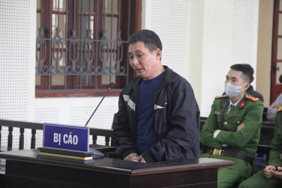 “Nghịch tử” chém chết mẹ ruột rồi nằm khóc bên cạnh thi thể mẹ