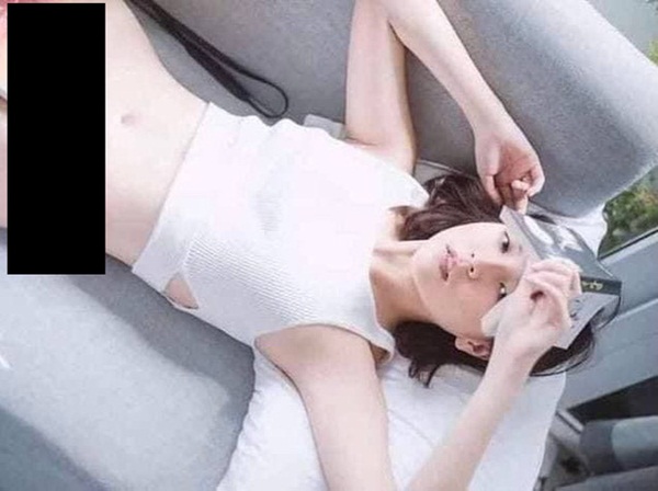 Phản cảm đỉnh điểm: Hải Tú lộ ảnh bán nude, dùng sách che vùng nhạy cảm thay nội y-1