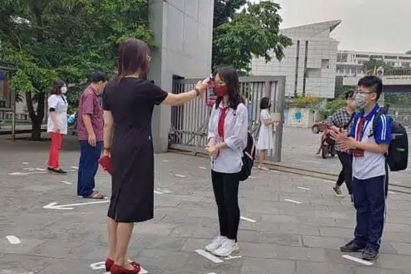 Hà Nội: Con trai của BN1819 học lớp 6 Trường THCS Dịch Vọng âm tính COVID-19 lần 1-1