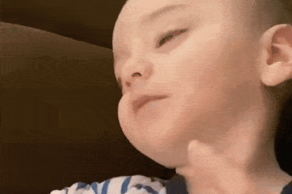 Đoạn video người mẹ sợ hãi liên tục lay đứa trẻ mắc Covid-19 để đánh thức con 