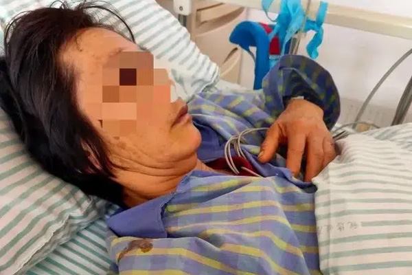 Video 2 tên cướp hì hục đập mãi không vỡ được tủ kính tiệm vàng, nhân viên từ bên trong nhanh nhảu hành động khiến dân mạng giật mình-4