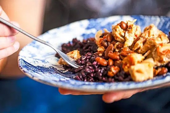 Khuyến cáo trong mùa dịch Covid-19: Ngay cả khi ăn uống với gia đình cũng đừng quên 4 nguyên tắc quan trọng sau!