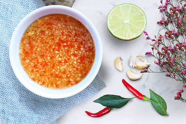 Mách chị em cách làm 3 loại nước chấm đỉnh của chóp cho các món chiên rán: Bánh chưng rán, nem rán đảm bảo sẽ hết veo!-1