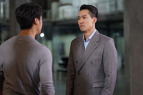 Đón chồng sau 1 năm xa cách nhưng anh ta lại đi cùng người phụ nữ khác, vợ đòi bằng được 1 thứ ngay tại sân bay khiến anh ả hóa đá-3