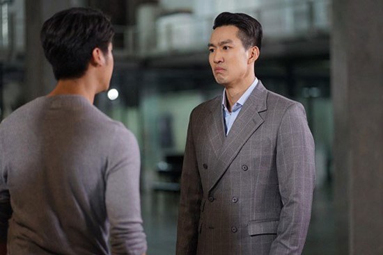 Vợ dẫn chồng đến gặp sếp già, uống say tỉnh dậy tôi run lập cập nhìn người nằm cạnh