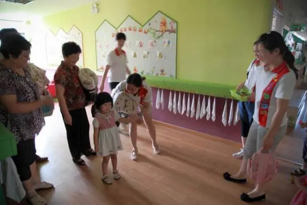 Bà mẹ đến lớp làm ầm ĩ vì con bị mất đồ trong ngày đầu đi học, cô giáo lẳng lặng làm 1 việc khiến phụ huynh này cúi mặt xấu hổ-1