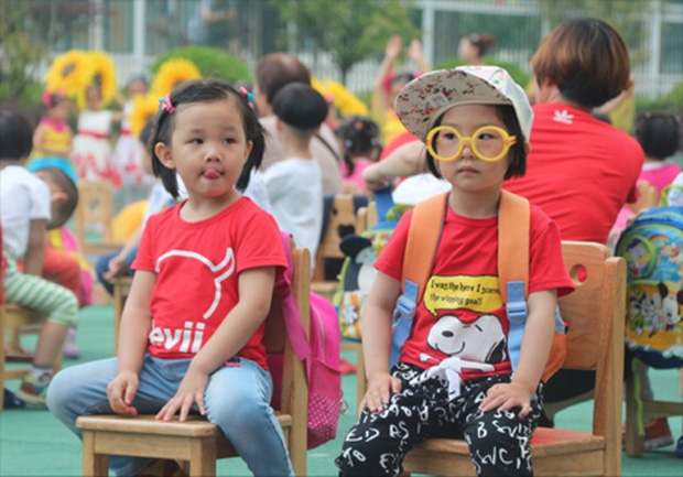 Bà mẹ đến lớp làm ầm ĩ vì con bị mất đồ trong ngày đầu đi học, cô giáo lẳng lặng làm 1 việc khiến phụ huynh này cúi mặt xấu hổ-2