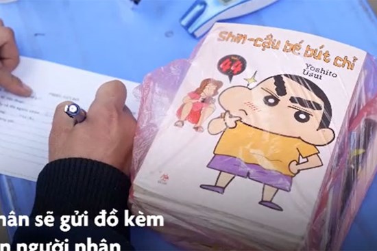 Tiếp tế đồ chơi, truyện tranh cho trẻ trong khu cách ly