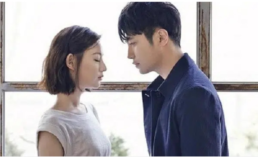 Đón chồng sau 1 năm xa cách nhưng anh ta lại đi cùng người phụ nữ khác, vợ đòi bằng được 1 thứ ngay tại sân bay khiến anh ả hóa đá-1