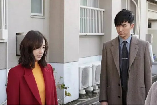 Đón chồng sau 1 năm xa cách nhưng anh ta lại đi cùng người phụ nữ khác, vợ đòi bằng được 1 thứ ngay tại sân bay khiến anh ả 