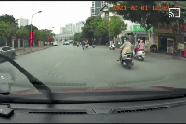 CLIP: Người mẹ vứt xe máy giữa đường, hớt hải chạy và đập đầu ô tô sau pha đánh rơi con-1