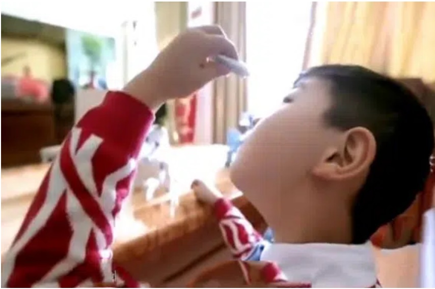 Bé 4 tuổi nghịch keo 502 nhỏ vào mắt, bà đã nhanh trí làm 1 việc khiến người mẹ bức xúc nhưng bác sĩ lại khen hết lời-1