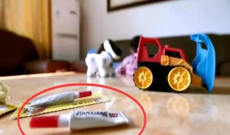 Bé 4 tuổi nghịch keo 502 nhỏ vào mắt, bà đã nhanh trí làm 1 việc khiến người mẹ bức xúc nhưng bác sĩ lại khen hết lời-2