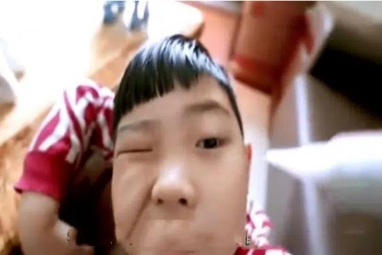 Bé 4 tuổi nghịch keo 502 nhỏ vào mắt, bà đã nhanh trí làm 1 việc khiến người mẹ bức xúc nhưng bác sĩ lại khen hết lời