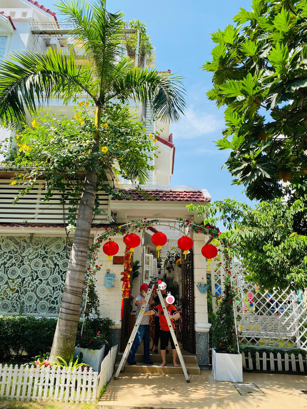 Lấy chồng đại gia, Vy Oanh ở biệt thự rộng 1400m2, mất hơn chục ngày để trang trí Tết lung linh, rực rỡ-1