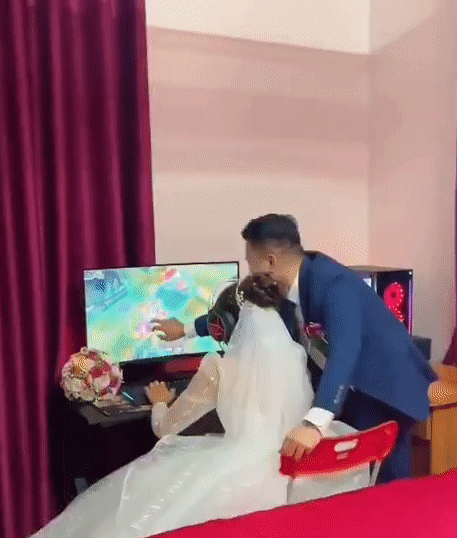 Sự thật bất ngờ về clip cô dâu - chú rể mải chơi game, bỏ mặc khách dự tiệc dưới nhà, khi được gọi xuống thì chống chế nhà bao việc-1
