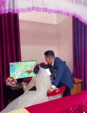 Sự thật bất ngờ về clip cô dâu - chú rể mải chơi game, bỏ mặc khách dự tiệc dưới nhà, khi được gọi xuống thì chống chế nhà bao việc-2