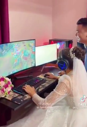 Sự thật bất ngờ về clip cô dâu - chú rể mải chơi game, bỏ mặc khách dự tiệc dưới nhà, khi được gọi xuống thì chống chế nhà bao việc-3