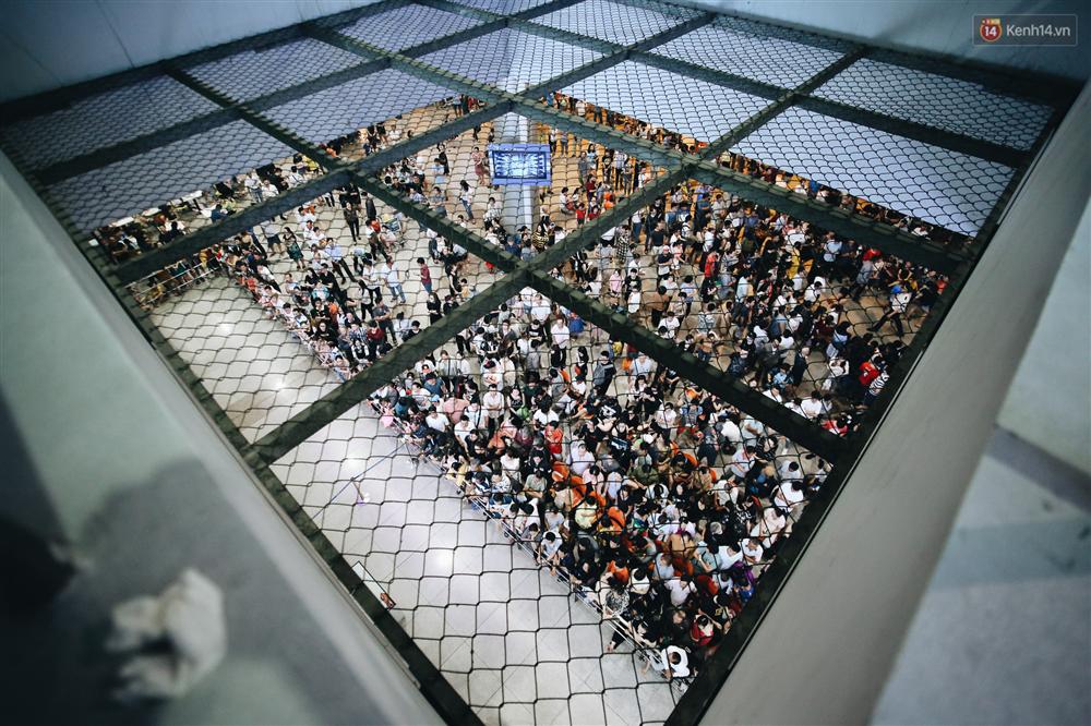 Chùm ảnh: Hình ảnh trái ngược ở ga quốc tế Tân Sơn Nhất trong năm nay và năm trước dịp gần Tết Nguyên đán-1