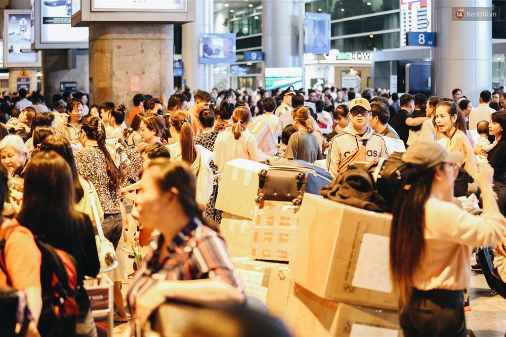 Chùm ảnh: Hình ảnh trái ngược ở ga quốc tế Tân Sơn Nhất trong năm nay và năm trước dịp gần Tết Nguyên đán-11
