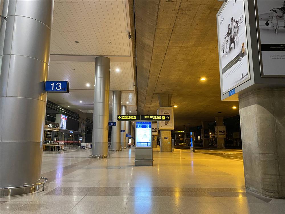 Chùm ảnh: Hình ảnh trái ngược ở ga quốc tế Tân Sơn Nhất trong năm nay và năm trước dịp gần Tết Nguyên đán-12
