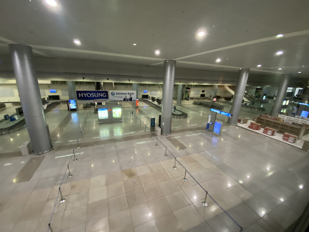 Chùm ảnh: Hình ảnh trái ngược ở ga quốc tế Tân Sơn Nhất trong năm nay và năm trước dịp gần Tết Nguyên đán-21