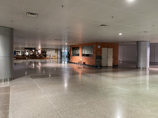 Chùm ảnh: Hình ảnh trái ngược ở ga quốc tế Tân Sơn Nhất trong năm nay và năm trước dịp gần Tết Nguyên đán-22