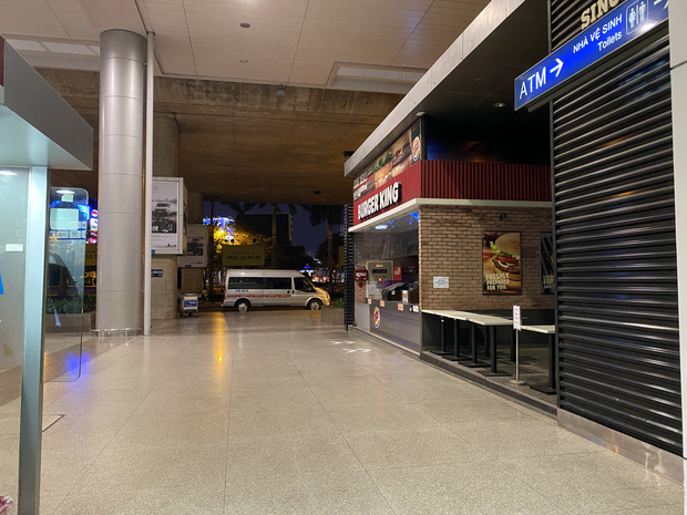 Chùm ảnh: Hình ảnh trái ngược ở ga quốc tế Tân Sơn Nhất trong năm nay và năm trước dịp gần Tết Nguyên đán-23