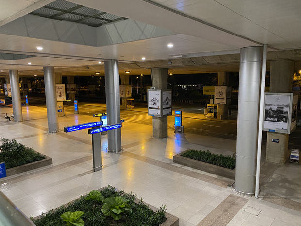 Chùm ảnh: Hình ảnh trái ngược ở ga quốc tế Tân Sơn Nhất trong năm nay và năm trước dịp gần Tết Nguyên đán-25