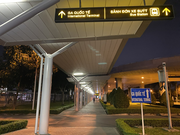 Chùm ảnh: Hình ảnh trái ngược ở ga quốc tế Tân Sơn Nhất trong năm nay và năm trước dịp gần Tết Nguyên đán-26