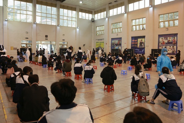 Hà Nội: Phụ huynh nhiễm COVID-19, cách ly 24 học sinh, giáo viên-2