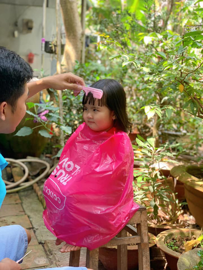 Hình ảnh bố cắt tóc cho con chuẩn bị ăn Tết: Người cười xỉu” vì quá dễ thương, kẻ xem xong sụt sùi vì nhớ mình của ngày còn nhỏ!-1