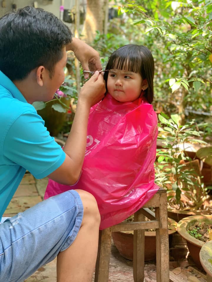 Hình ảnh bố cắt tóc cho con chuẩn bị ăn Tết: Người cười xỉu” vì quá dễ thương, kẻ xem xong sụt sùi vì nhớ mình của ngày còn nhỏ!-2